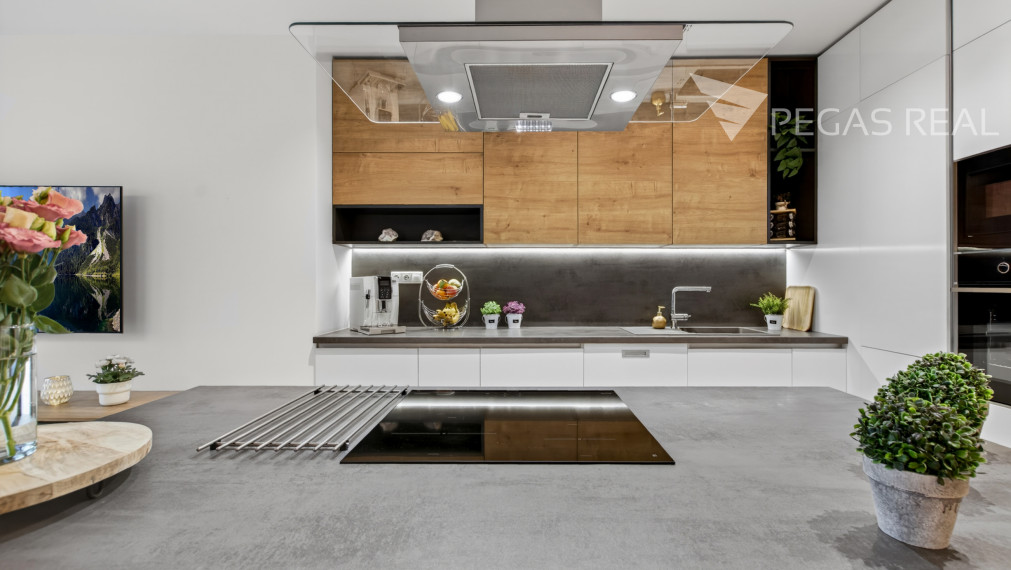 Prémiový veľkometrážny kompletne zariadený 3i byt s balkónom v Ružinove