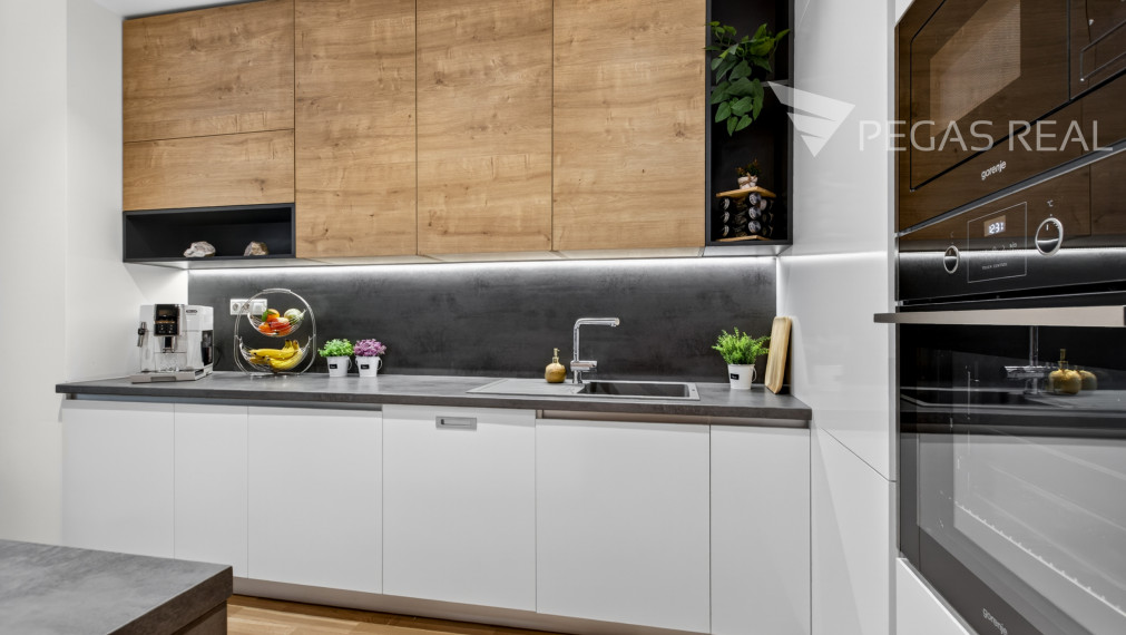 Prémiový veľkometrážny kompletne zariadený 3i byt s balkónom v Ružinove