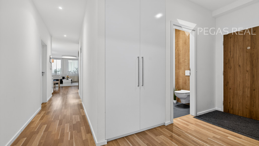 Prémiový veľkometrážny kompletne zariadený 3i byt s balkónom v Ružinove