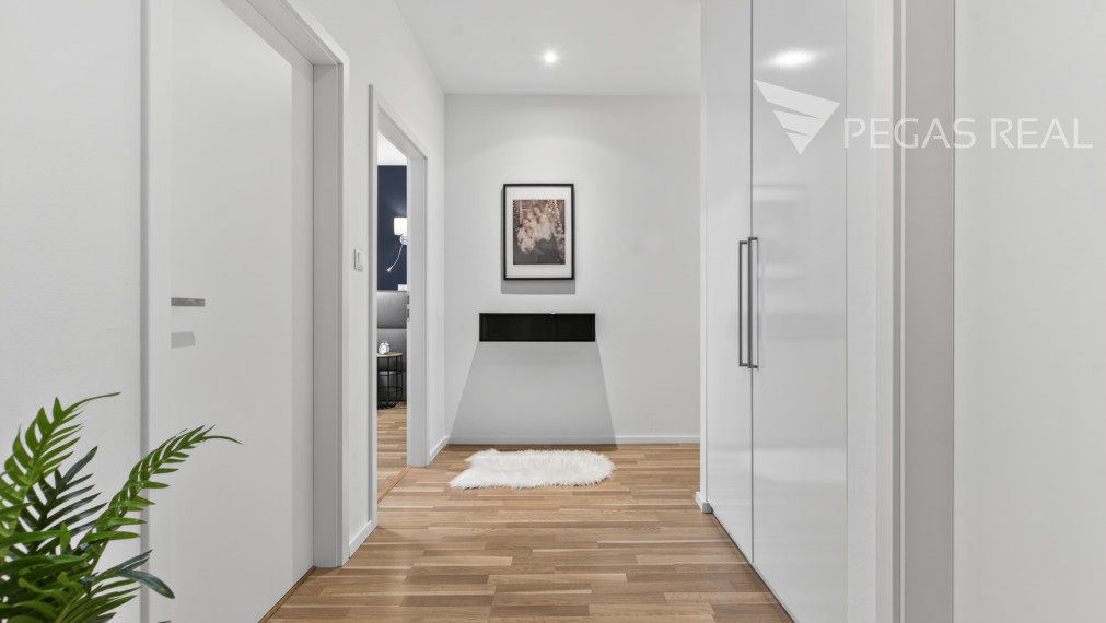 Prémiový veľkometrážny kompletne zariadený 3i byt s balkónom v Ružinove