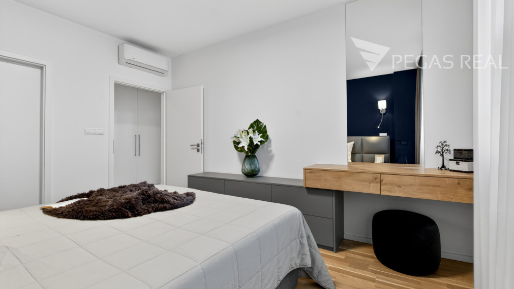 Prémiový veľkometrážny kompletne zariadený 3i byt s balkónom v Ružinove