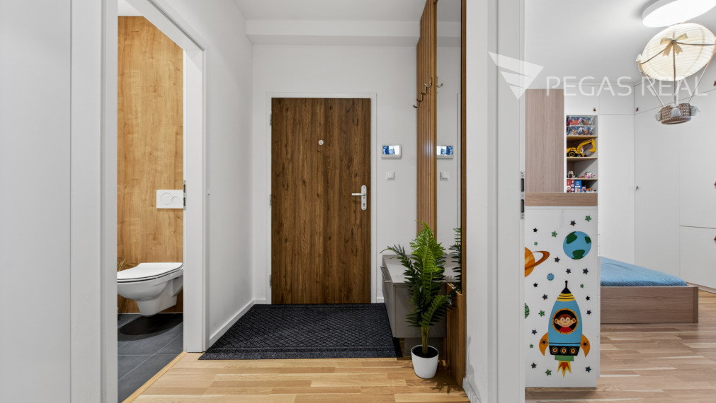 Prémiový veľkometrážny kompletne zariadený 3i byt s balkónom v Ružinove