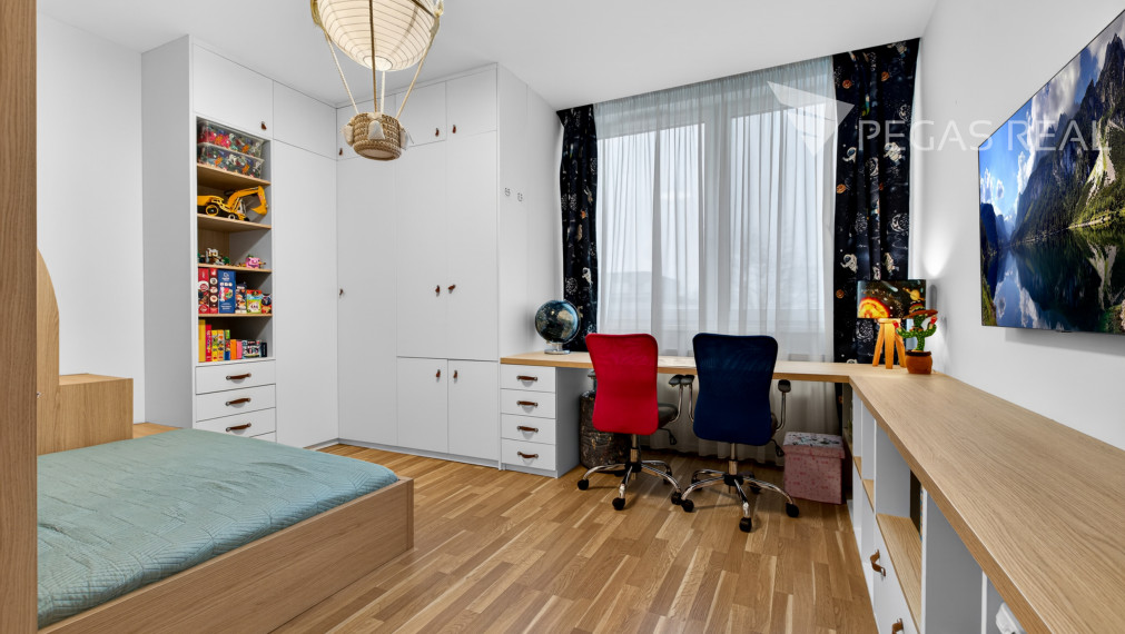 Prémiový veľkometrážny kompletne zariadený 3i byt s balkónom v Ružinove