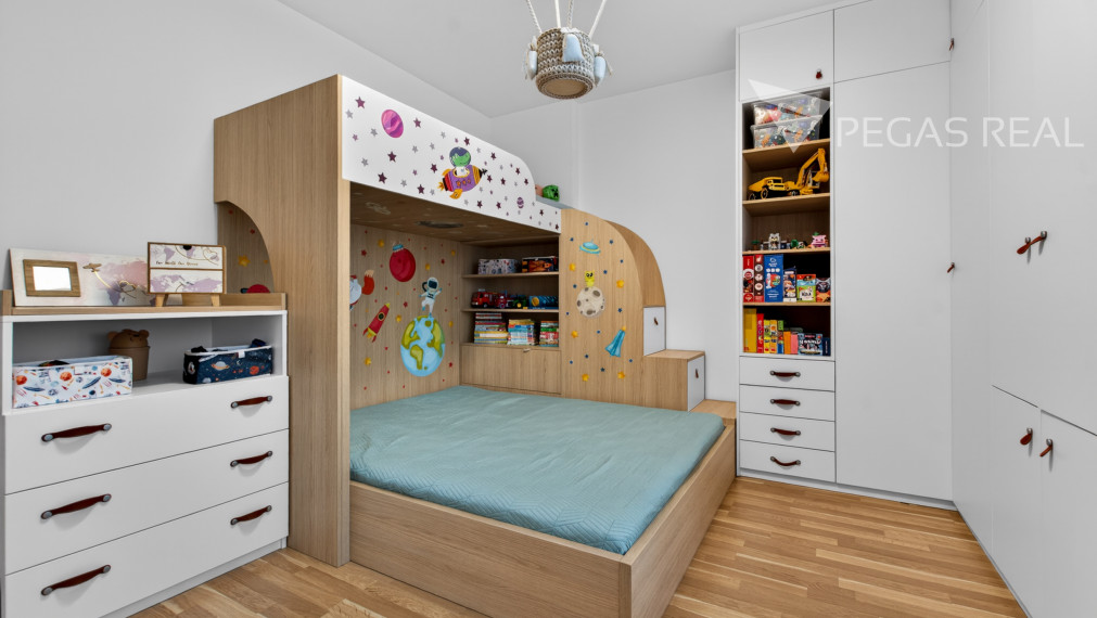 Prémiový veľkometrážny kompletne zariadený 3i byt s balkónom v Ružinove