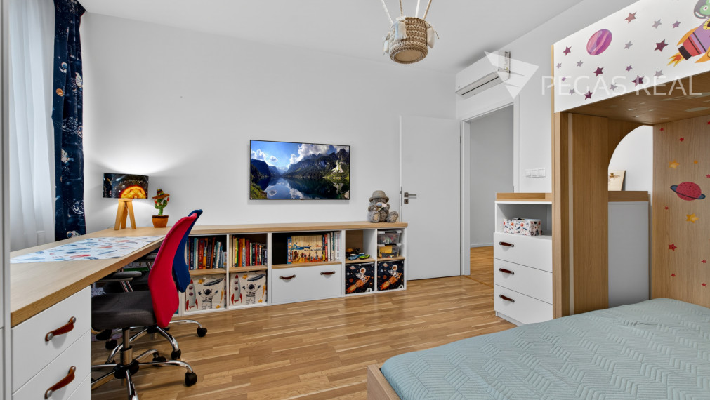 Prémiový veľkometrážny kompletne zariadený 3i byt s balkónom v Ružinove