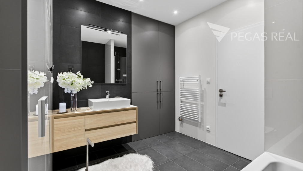 Prémiový veľkometrážny kompletne zariadený 3i byt s balkónom v Ružinove