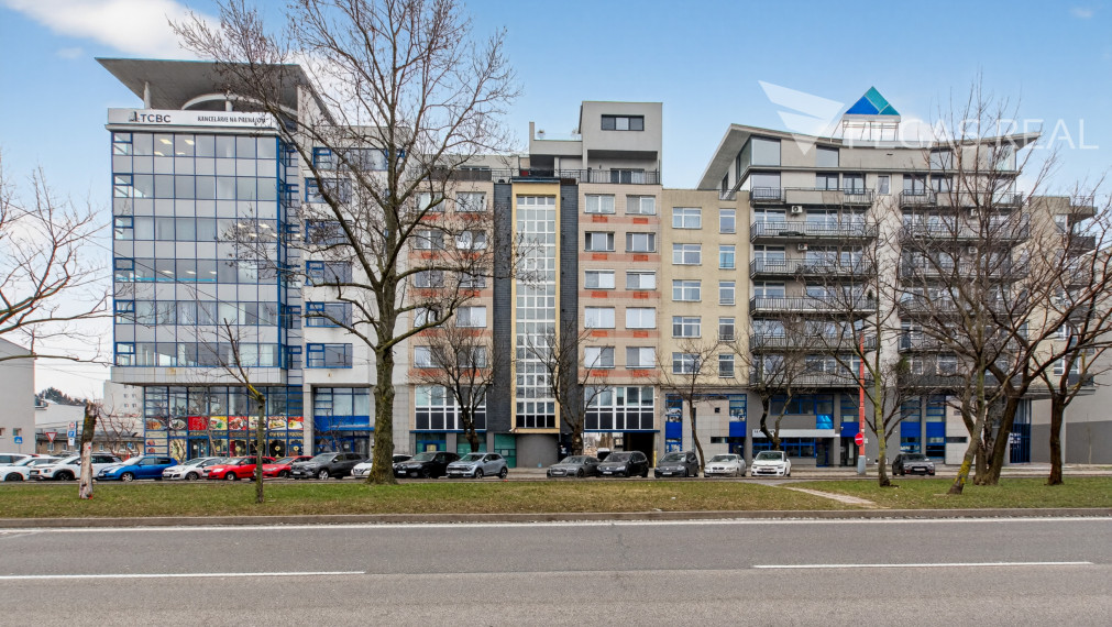 Prémiový veľkometrážny kompletne zariadený 3i byt s balkónom v Ružinove