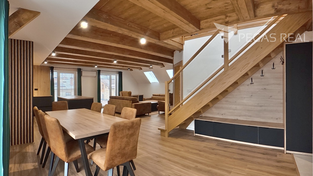 Veľký 4-izbový podkrovný mezonet v novostavbe – centrum Zázrivá - VIDEO