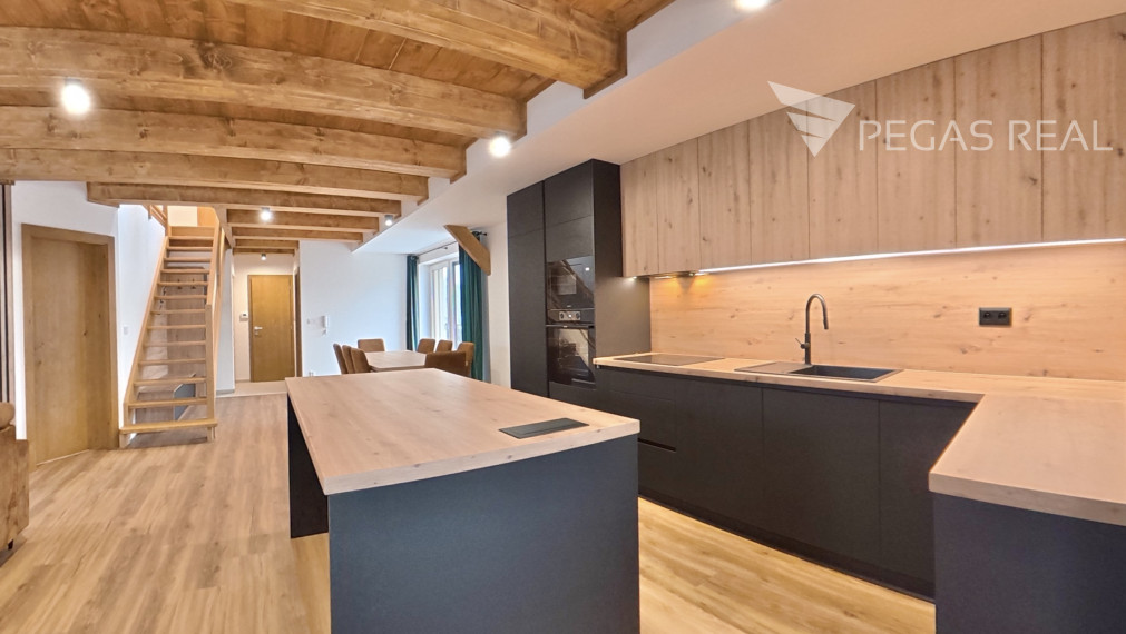 Veľký 4-izbový podkrovný mezonet v novostavbe – centrum Zázrivá - VIDEO