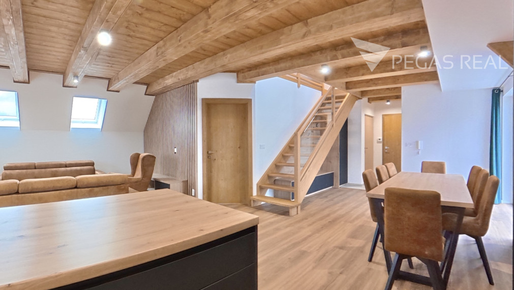 Veľký 4-izbový podkrovný mezonet v novostavbe – centrum Zázrivá - VIDEO