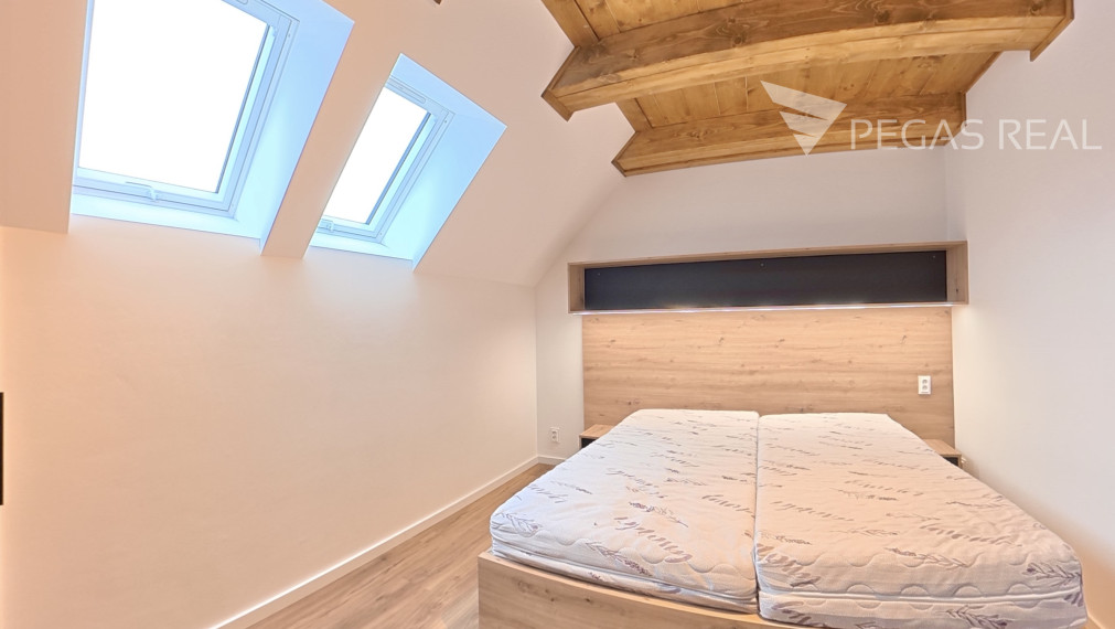 Veľký 4-izbový podkrovný mezonet v novostavbe – centrum Zázrivá - VIDEO