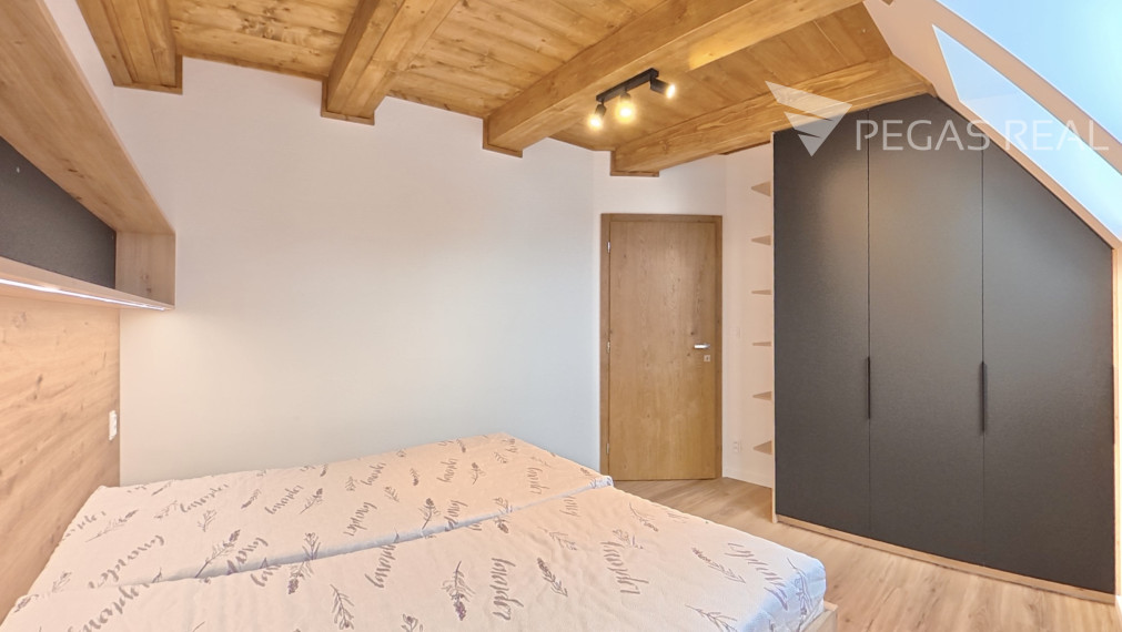 Veľký 4-izbový podkrovný mezonet v novostavbe – centrum Zázrivá - VIDEO