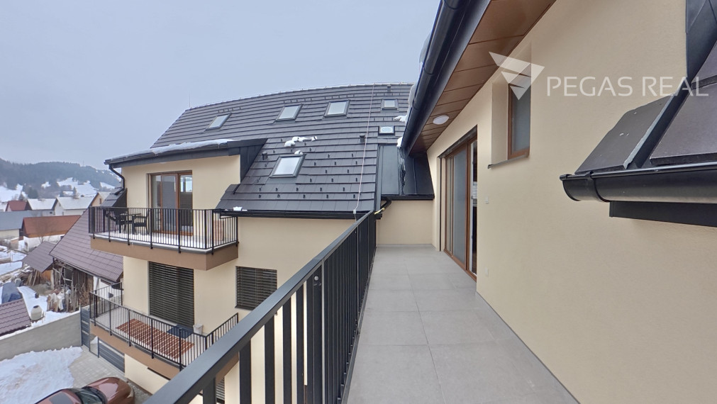 Veľký 4-izbový podkrovný mezonet v novostavbe – centrum Zázrivá - VIDEO