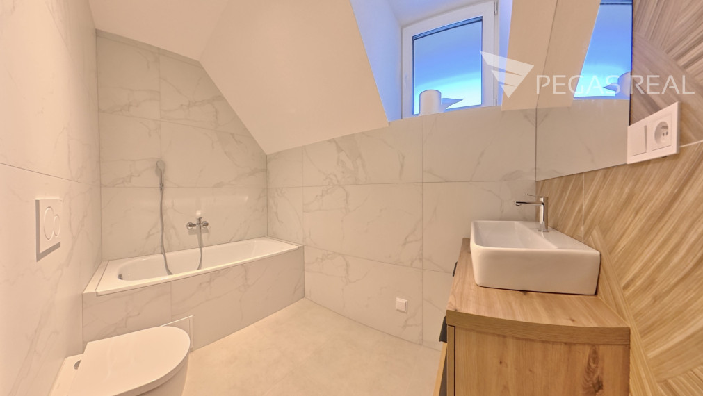 Veľký 4-izbový podkrovný mezonet v novostavbe – centrum Zázrivá - VIDEO