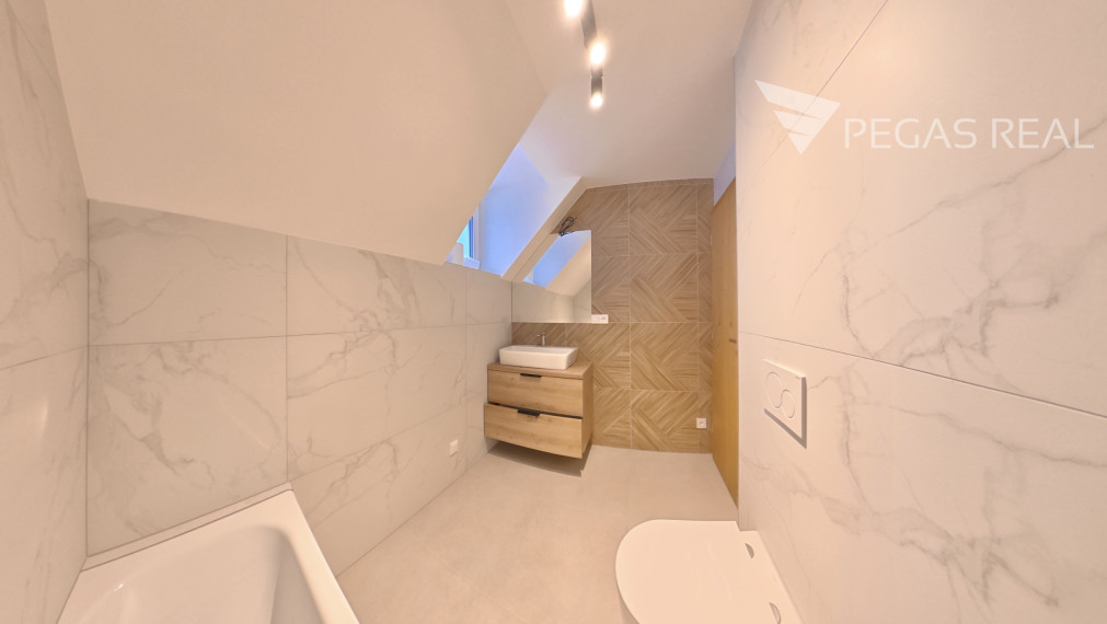 Veľký 4-izbový podkrovný mezonet v novostavbe – centrum Zázrivá - VIDEO