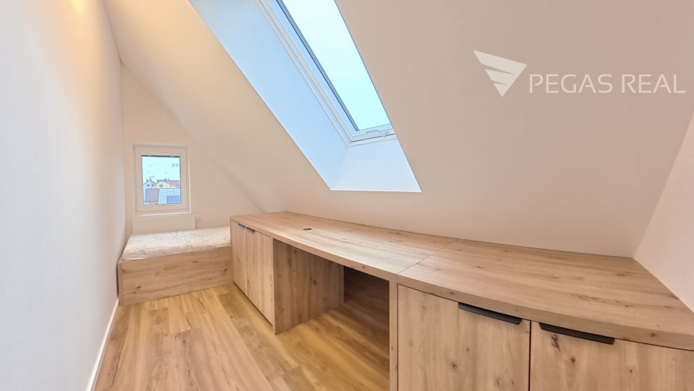 Veľký 4-izbový podkrovný mezonet v novostavbe – centrum Zázrivá - VIDEO