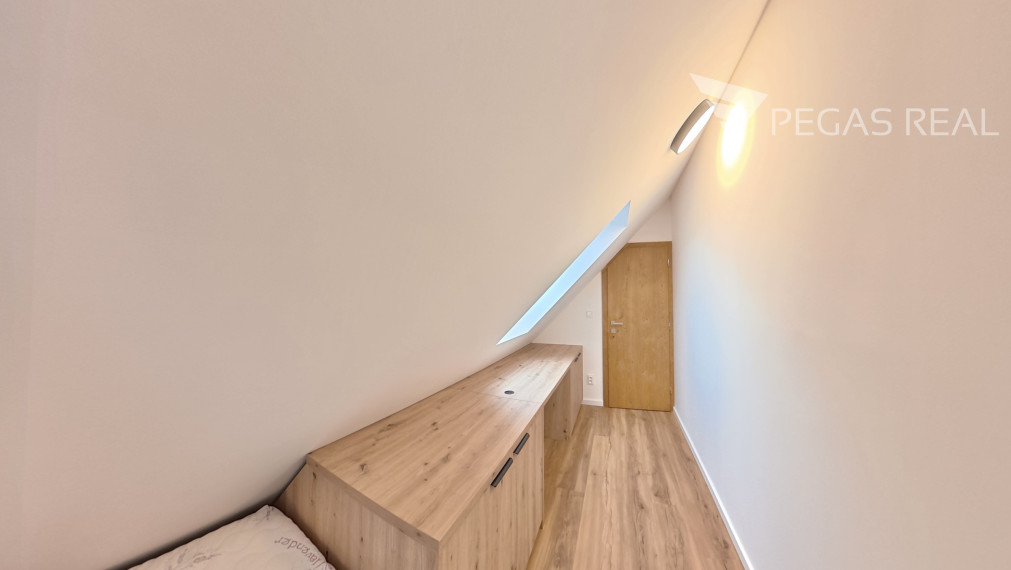 Veľký 4-izbový podkrovný mezonet v novostavbe – centrum Zázrivá - VIDEO