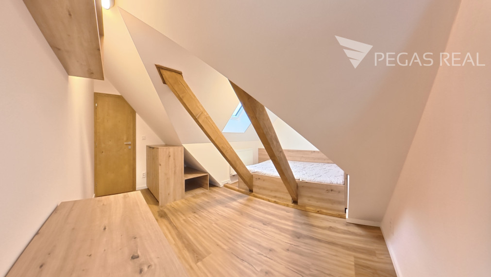 Veľký 4-izbový podkrovný mezonet v novostavbe – centrum Zázrivá - VIDEO