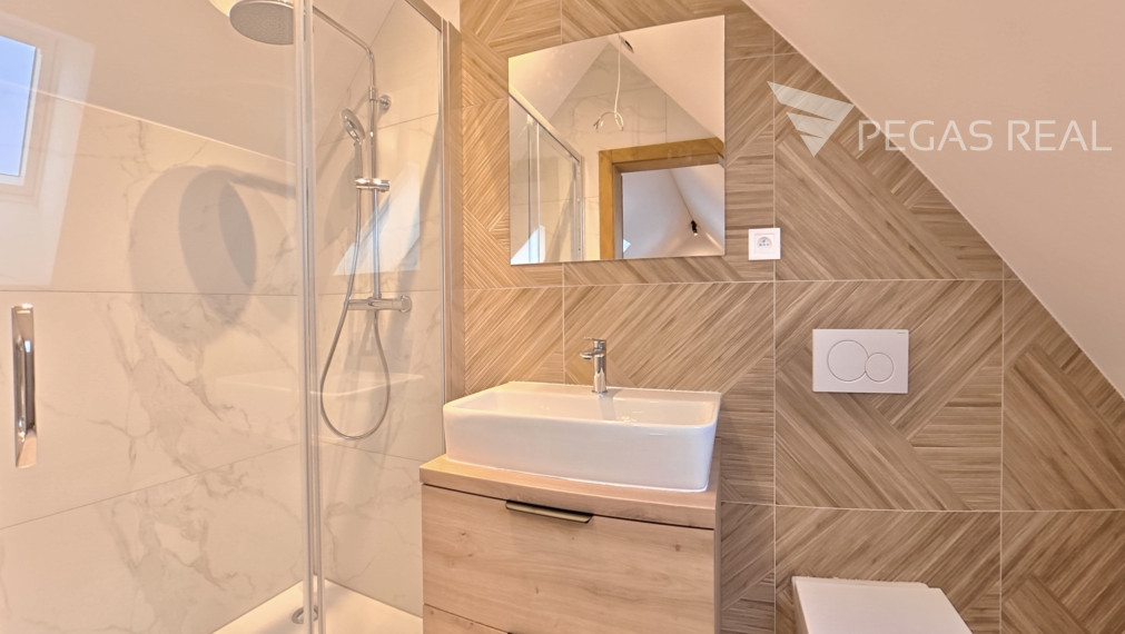 Veľký 4-izbový podkrovný mezonet v novostavbe – centrum Zázrivá - VIDEO