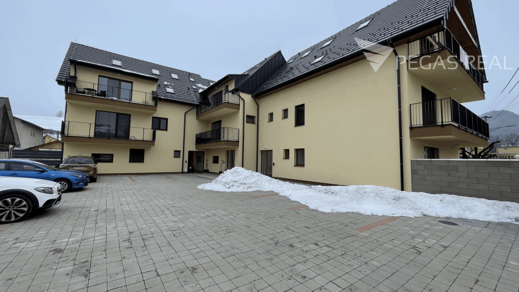 Veľký 4-izbový podkrovný mezonet v novostavbe – centrum Zázrivá - VIDEO