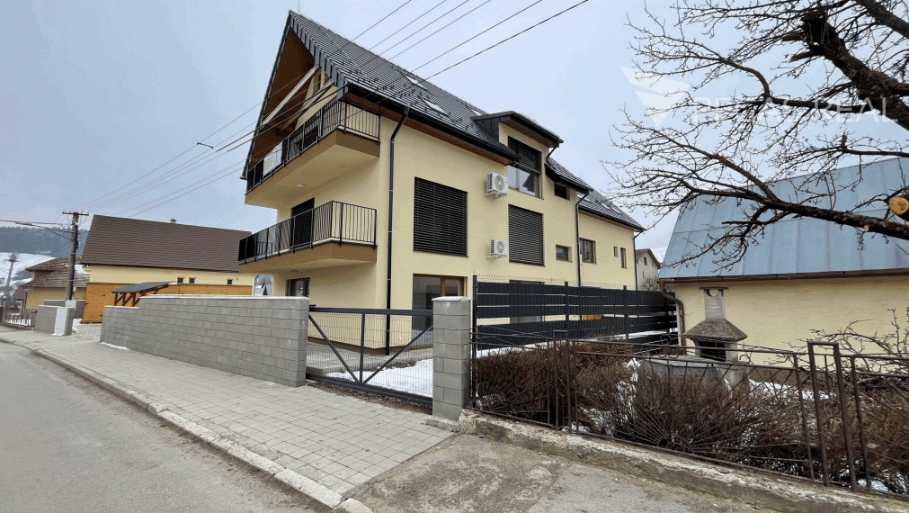 Veľký 4-izbový podkrovný mezonet v novostavbe – centrum Zázrivá - VIDEO