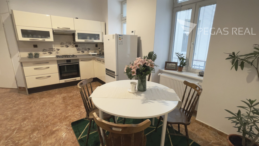 2-izbový staromestský byt s vysokými stropmi | 29. augusta | ihneď voľný