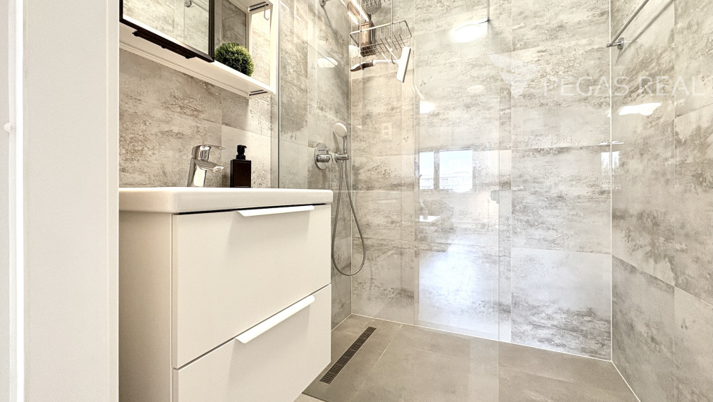 Veľký novozrekonštruovaný a kompletne zariadený 2i byt na ul. Studenohorská s možnosťou TP