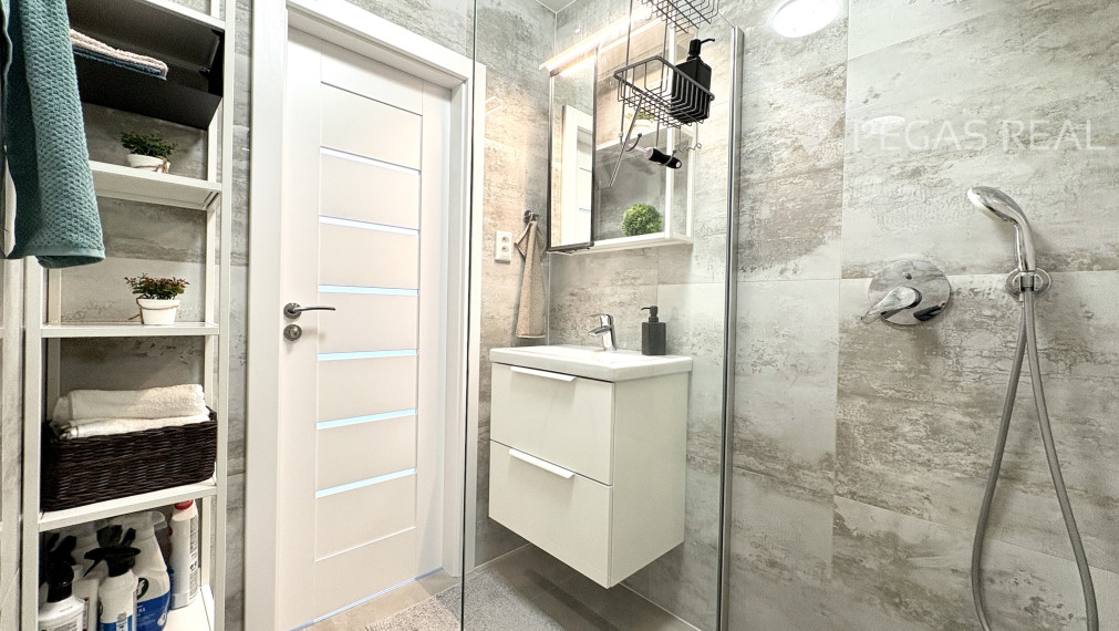 Veľký novozrekonštruovaný a kompletne zariadený 2i byt na ul. Studenohorská s možnosťou TP