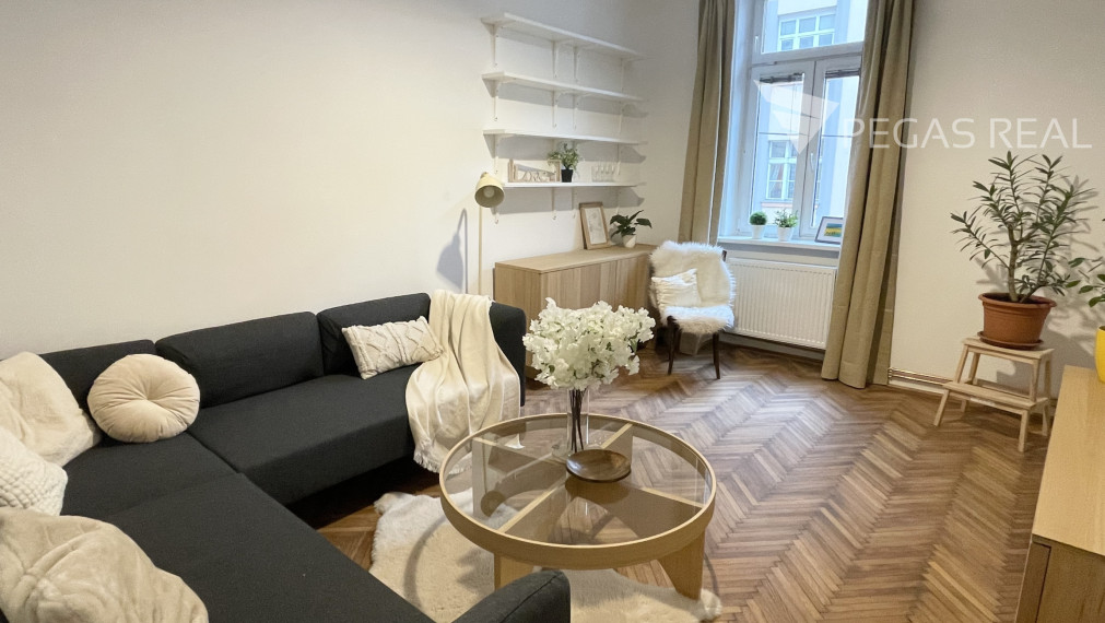 2-izbový staromestský byt s vysokými stropmi | 29. augusta | ihneď voľný