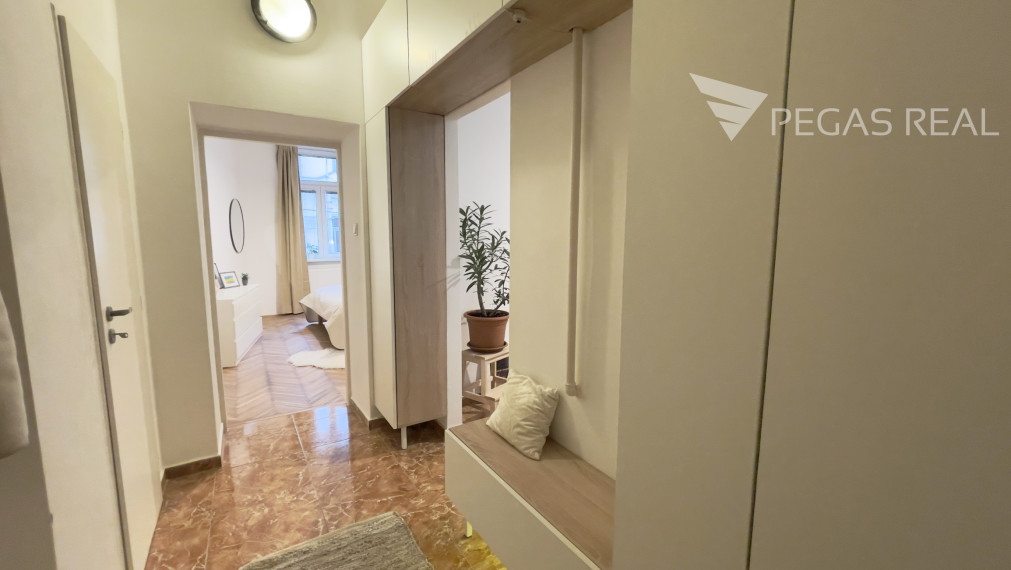 2-izbový staromestský byt s vysokými stropmi | 29. augusta | ihneď voľný