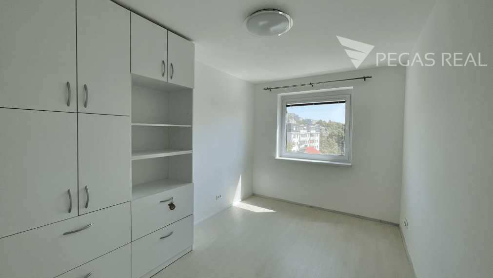 Priestranný 4 izbový byt na Opavskej ulici s parkovacím státim v garáži