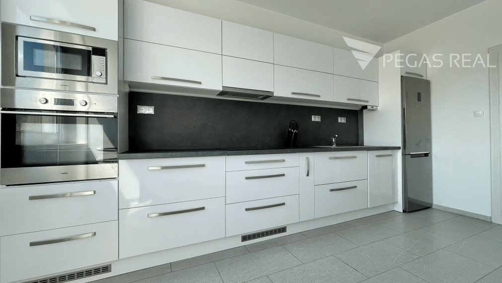 Priestranný 4 izbový byt na Opavskej ulici s parkovacím státim v garáži