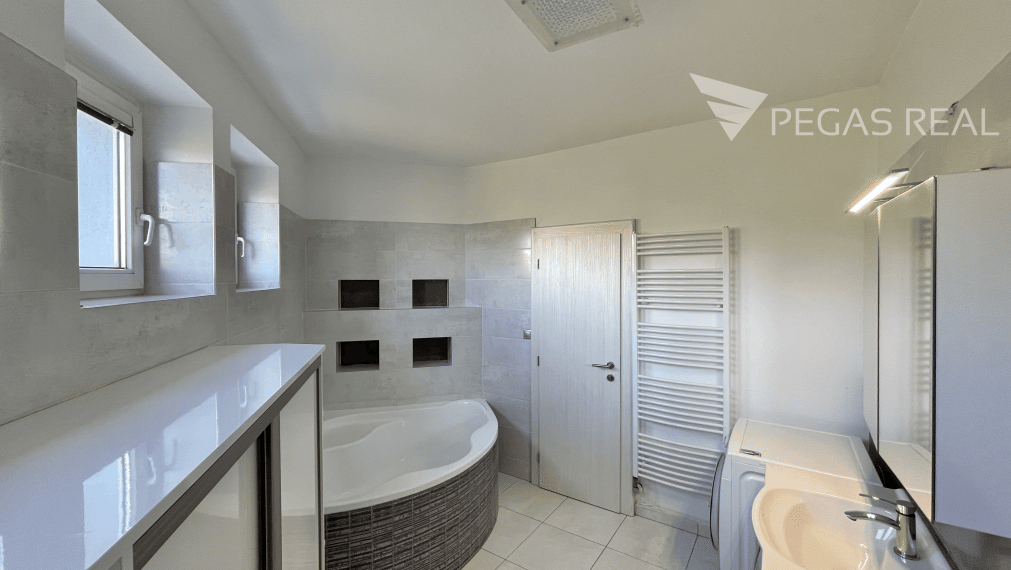 Priestranný 4 izbový byt na Opavskej ulici s parkovacím státim v garáži