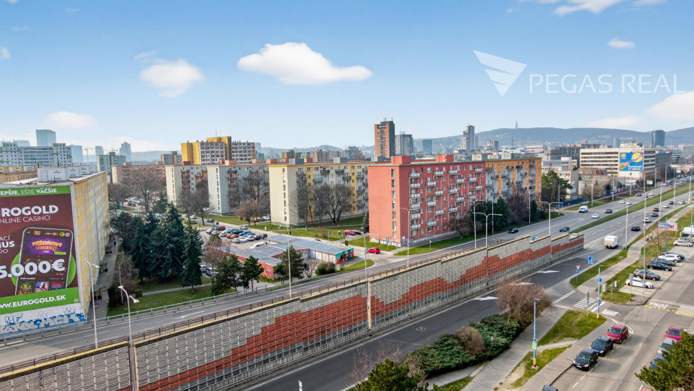 PRIESTRANNÝ 3-IZBOVÝ BYT PO KOMPLETNEJ HĹBKOVEJ REKONŠTRUKCII V RUŽINOVE