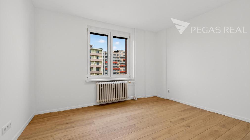 PRIESTRANNÝ 3-IZBOVÝ BYT PO KOMPLETNEJ HĹBKOVEJ REKONŠTRUKCII V RUŽINOVE