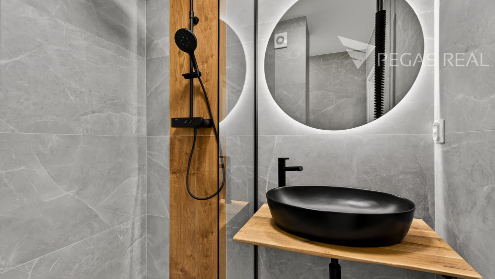 PRIESTRANNÝ 3-IZBOVÝ BYT PO KOMPLETNEJ HĹBKOVEJ REKONŠTRUKCII V RUŽINOVE