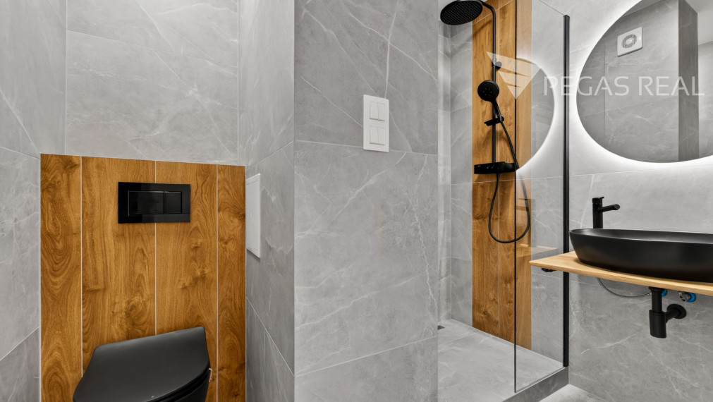 PRIESTRANNÝ 3-IZBOVÝ BYT PO KOMPLETNEJ HĹBKOVEJ REKONŠTRUKCII V RUŽINOVE