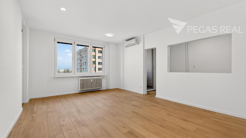 PRIESTRANNÝ 3-IZBOVÝ BYT PO KOMPLETNEJ HĹBKOVEJ REKONŠTRUKCII V RUŽINOVE