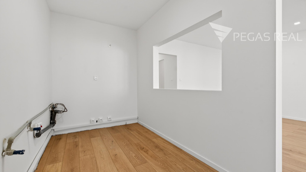 PRIESTRANNÝ 3-IZBOVÝ BYT PO KOMPLETNEJ HĹBKOVEJ REKONŠTRUKCII V RUŽINOVE