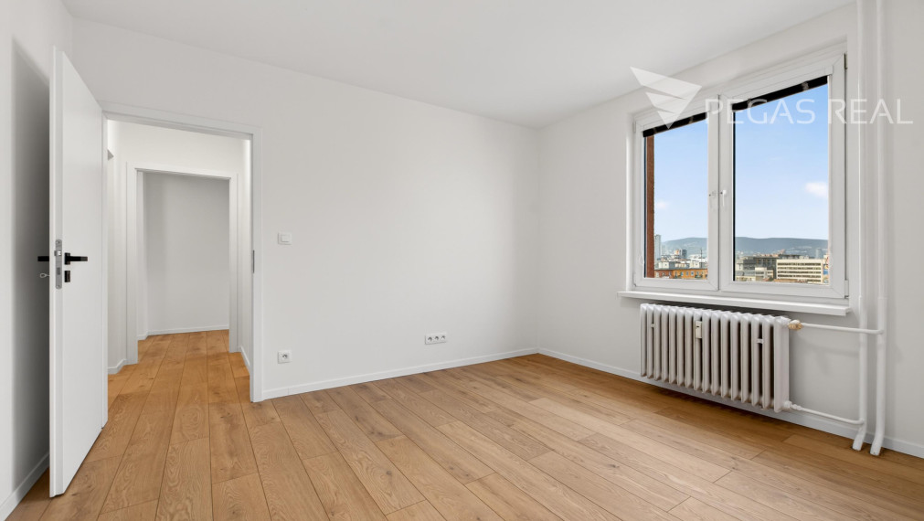 PRIESTRANNÝ 3-IZBOVÝ BYT PO KOMPLETNEJ HĹBKOVEJ REKONŠTRUKCII V RUŽINOVE