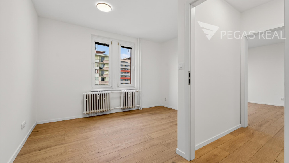 PRIESTRANNÝ 3-IZBOVÝ BYT PO KOMPLETNEJ HĹBKOVEJ REKONŠTRUKCII V RUŽINOVE