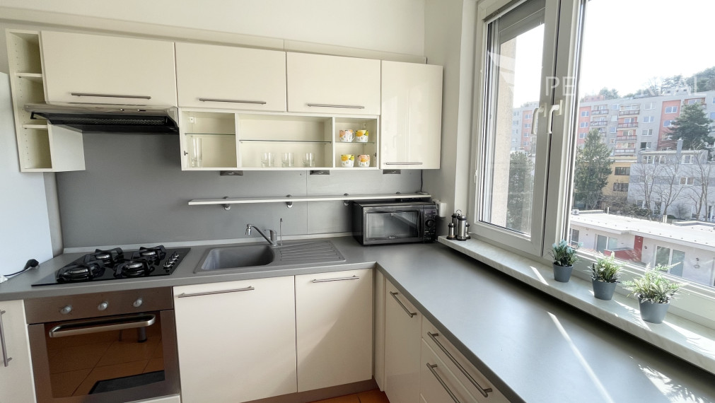 Prenájom 3-izbového bytu s balkónom – Koprivnická ulica, Bratislava – Dúbravka