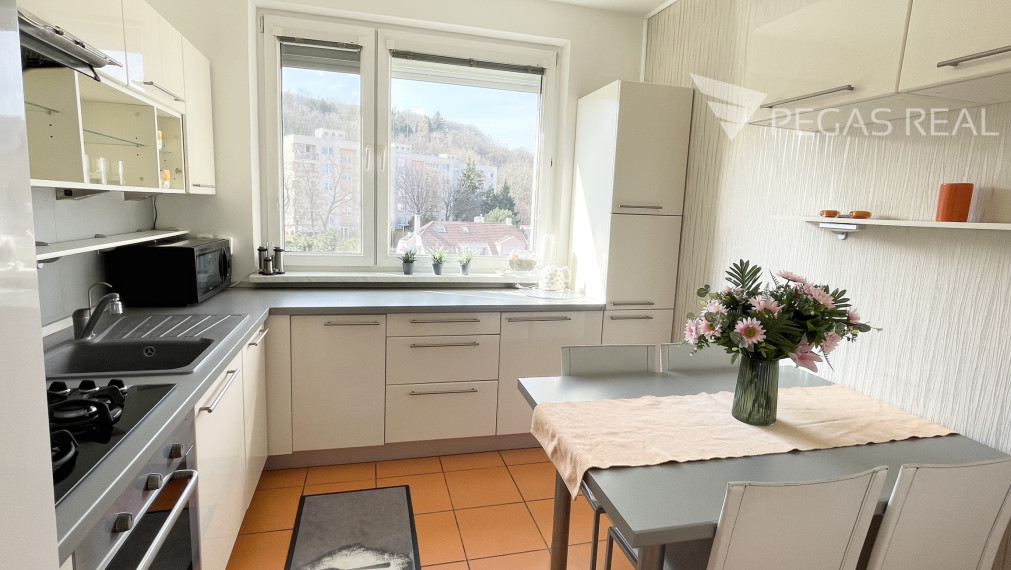 Prenájom 3-izbového bytu s balkónom – Koprivnická ulica, Bratislava – Dúbravka