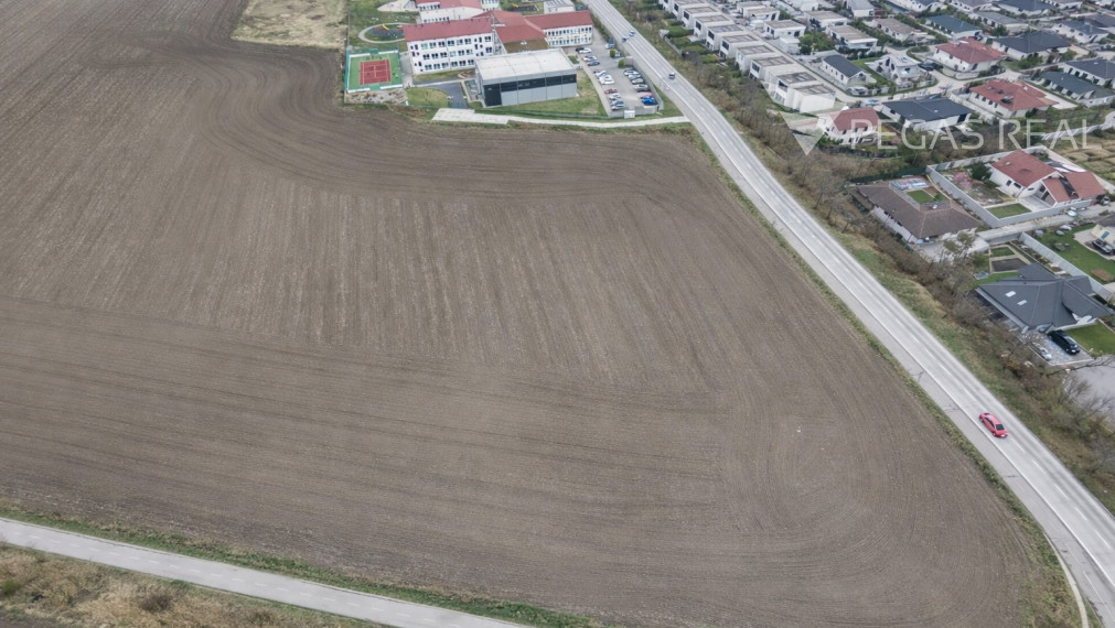 Stavebný pozemok 14 306 m² pre 18 rodinných domov – Chorvátsky Grob