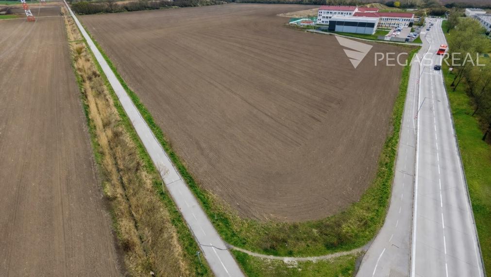 Stavebný pozemok 14 306 m² pre 18 rodinných domov – Chorvátsky Grob