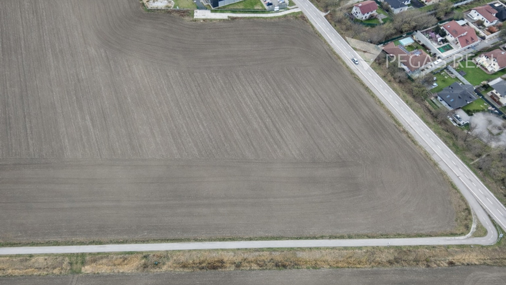 Stavebný pozemok 14 306 m² pre 18 rodinných domov – Chorvátsky Grob