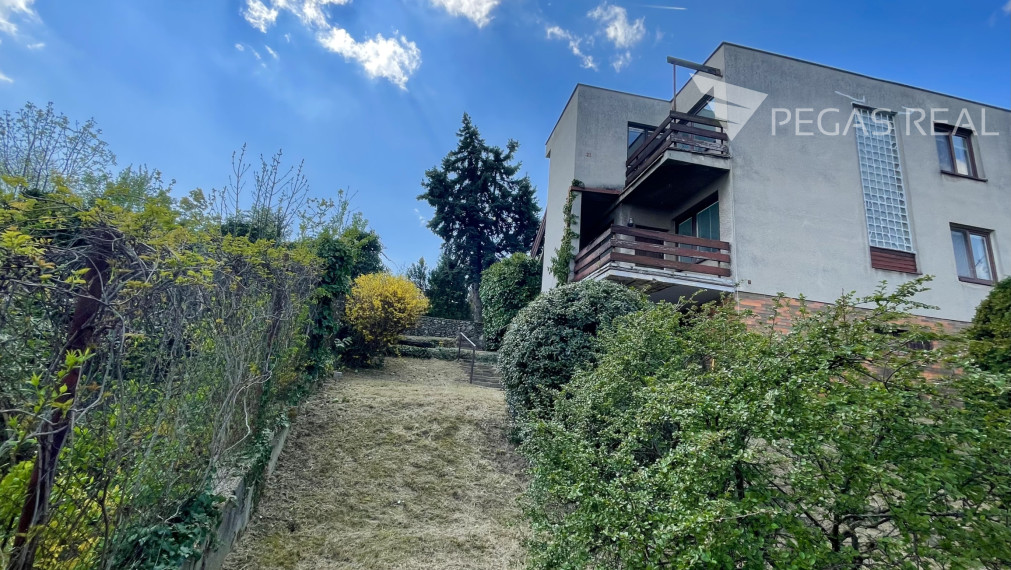 KOLIBA – HLAVNÁ ULICA | Rodinný dom s 2 bytmi, na pozemku 553 m² s krásnymi výhľadmi na BA | investícia / prestavba / nový projekt