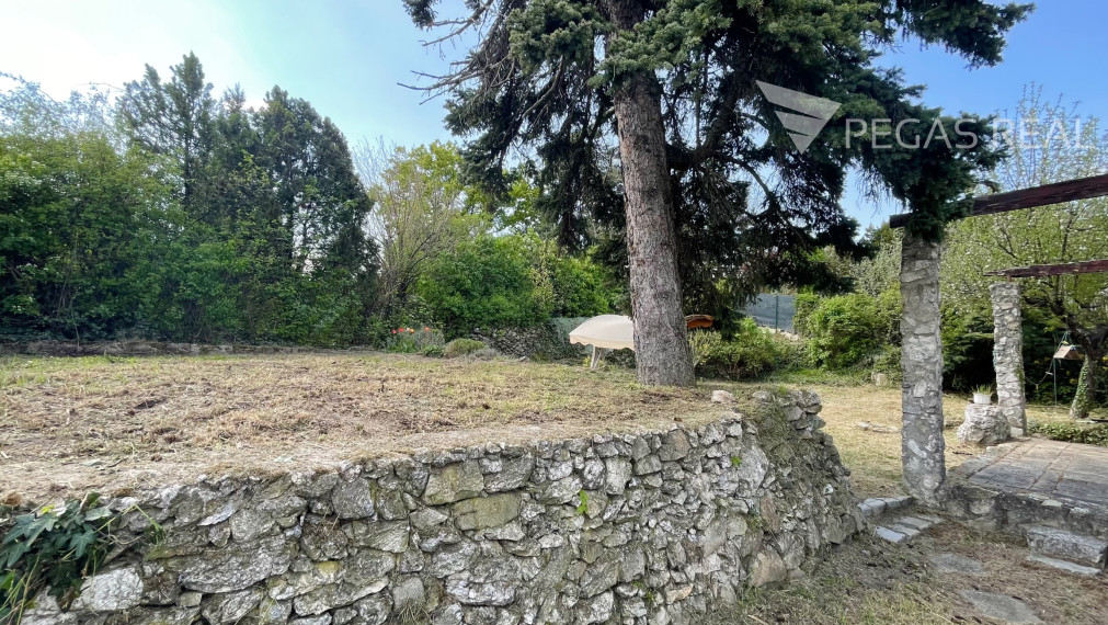 KOLIBA – HLAVNÁ ULICA | Rodinný dom s 2 bytmi, na pozemku 553 m² s krásnymi výhľadmi na BA | investícia / prestavba / nový projekt