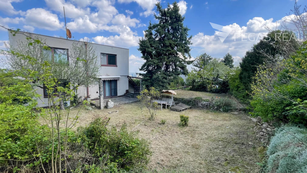 KOLIBA – HLAVNÁ ULICA | Rodinný dom s 2 bytmi, na pozemku 553 m² s krásnymi výhľadmi na BA | investícia / prestavba / nový projekt