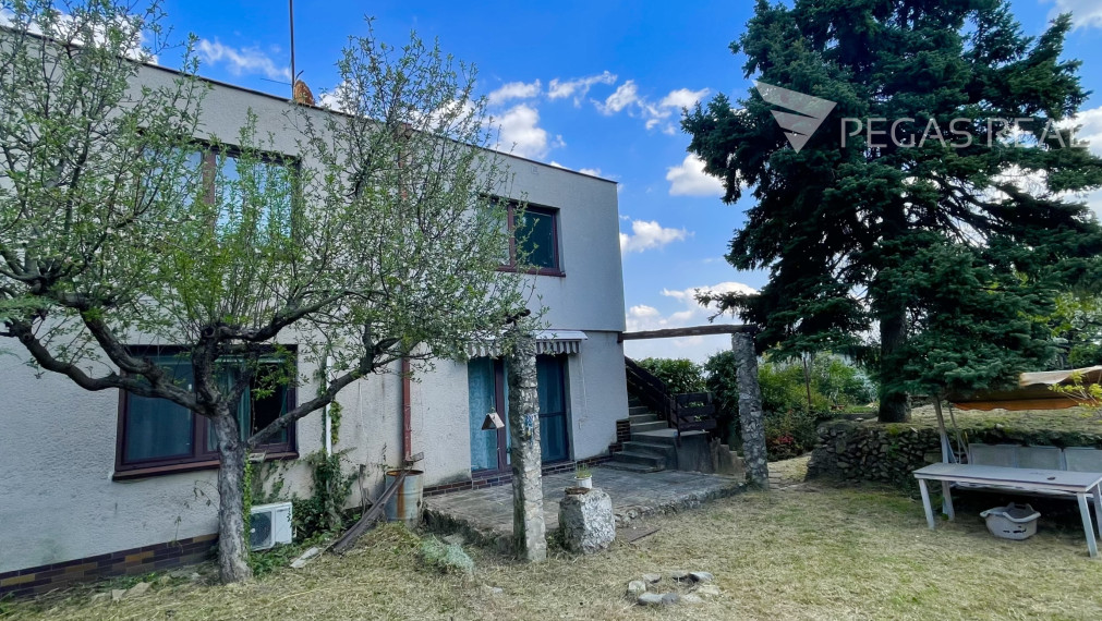 KOLIBA – HLAVNÁ ULICA | Rodinný dom s 2 bytmi, na pozemku 553 m² s krásnymi výhľadmi na BA | investícia / prestavba / nový projekt